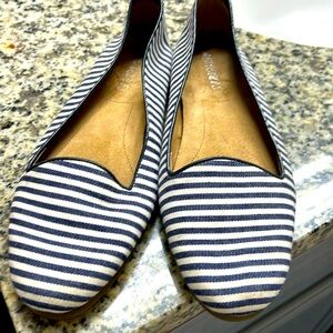 size 6.5 Aerosole navy & white flats